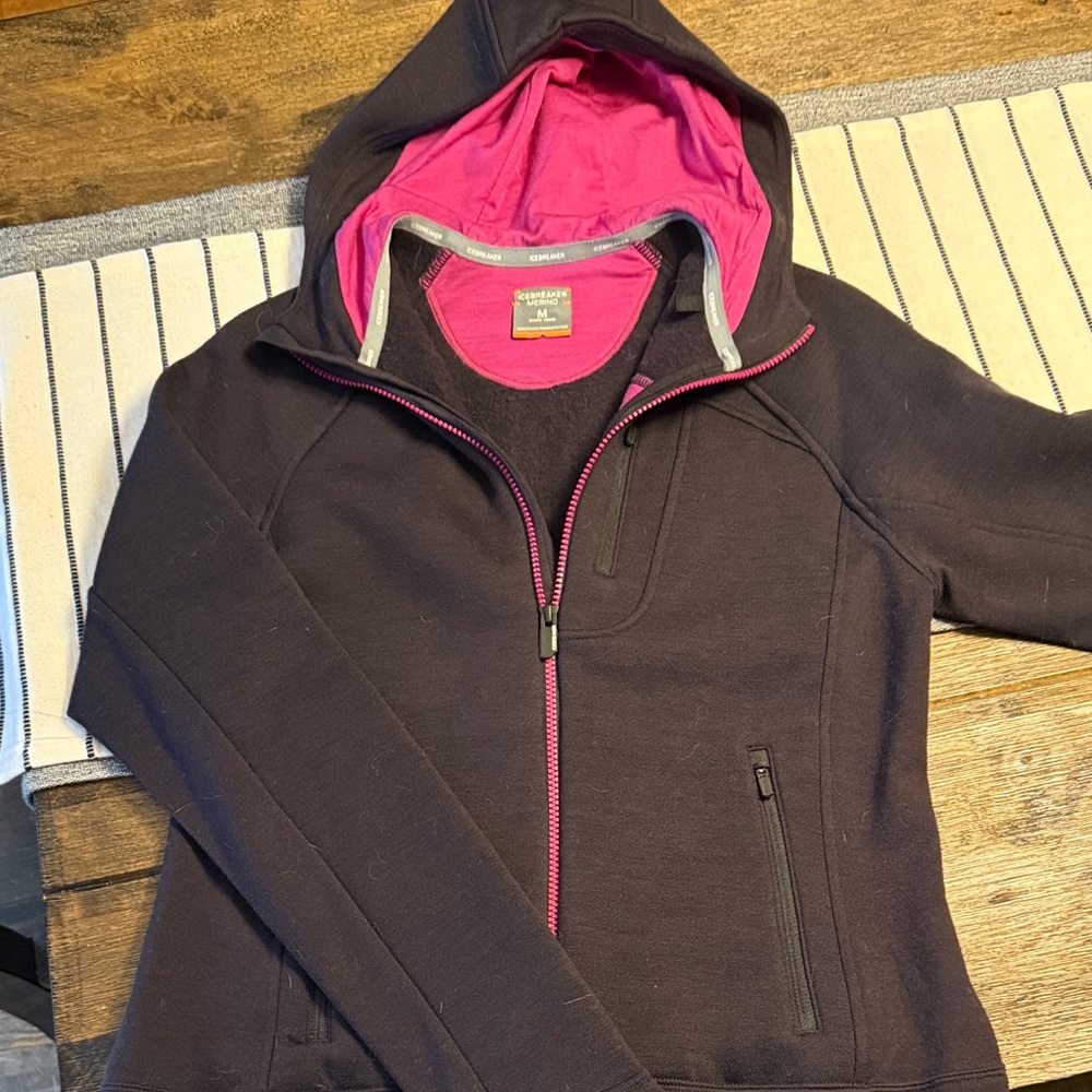 Icebreaker women’s medium weight zip hoodie. 100% merino wool